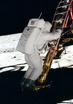 AS11-40-58969: Buzz Aldrin klar att kliva ut på månytan