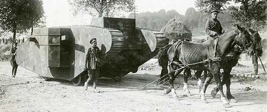 Fusktanken John Collins transporteras i december 1917 - frn www.warmuseum.ca