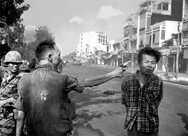 Nguyên Ngoc Loan avrättar Nguyên Van Lem, 1 februari 1968 - foto: Eddie Adams
